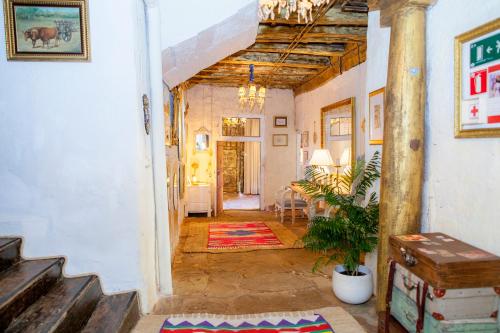 a hallway of a house with a table and a plant at Arzipreste II Casa del Ama in León