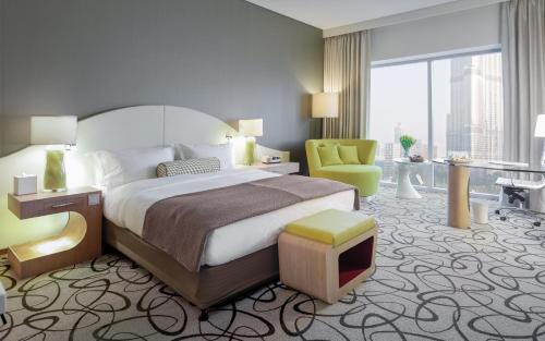 Postel nebo postele na pokoji v ubytování Sofitel Dubai Downtown