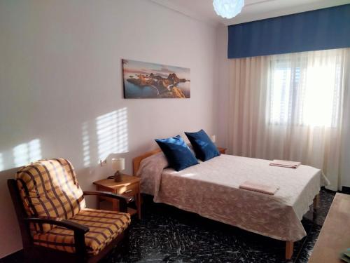a small bedroom with a bed and a chair at APARTAMENTOS La PEÑA D in La Guancha