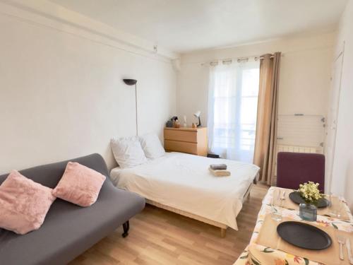 un salon avec un canapé et un lit dans l'établissement Devenez voisin du Président, à Paris