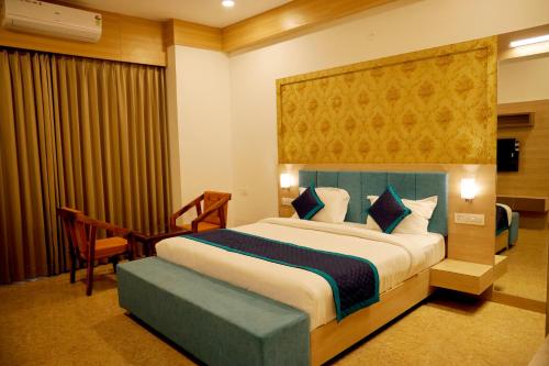 a bedroom with a large bed in a room at Hotel The Urban Dream in Udaipur