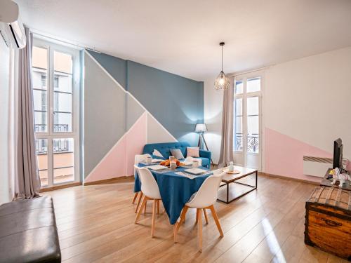 une salle à manger avec une table et des chaises bleues dans l'établissement Le NidCatalan - Centre-Ville - 4 pers, à Perpignan