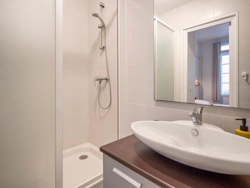 une salle de bain blanche avec un lavabo et une douche dans l'établissement Le NidCatalan - Centre-Ville - 4 pers, à Perpignan