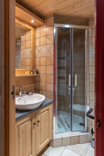 une salle de bain avec un lavabo et une douche dans l'établissement Chalet Petit Mouflon, aux Gets