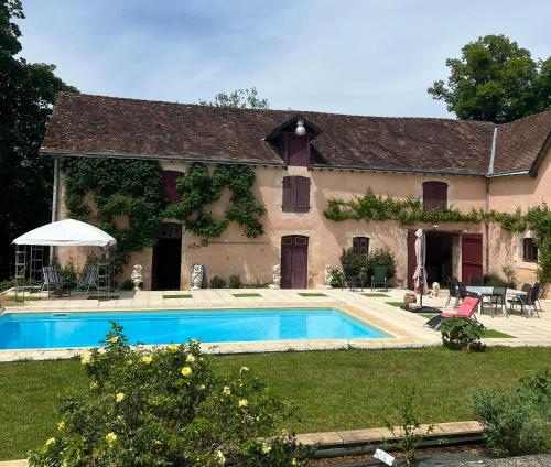 une maison avec une piscine devant dans l'établissement Chateau de la Brillere, à Verrières