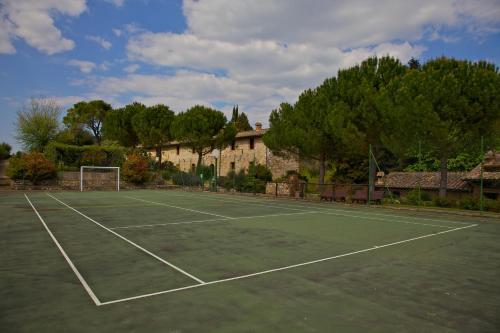a tennis court with a net on top of it at Borgo Il Poggiaccio Residenza d'Epoca in Sovicille