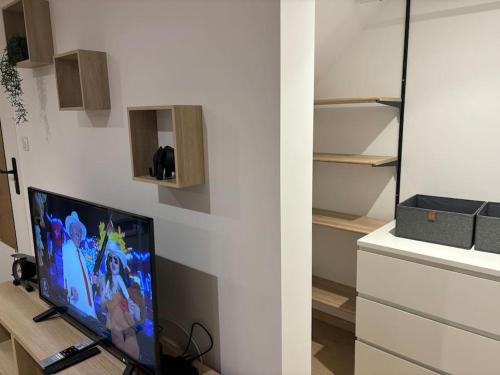 - une télévision assise sur une table dans l'établissement Studio au cœur de Millau, à Millau