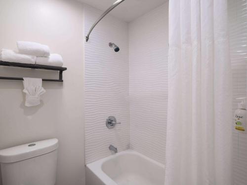 Un baño de Ramada by Wyndham San Diego Poway Miramar