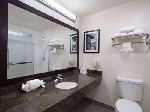 Un baño de Ramada by Wyndham San Diego Poway Miramar