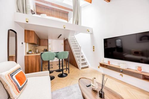 Il comprend un salon avec une grande télévision et une cuisine. dans l'établissement 155#Suite luxueuse#Etienne Marcel#Châtelet#Paris 3, à Paris