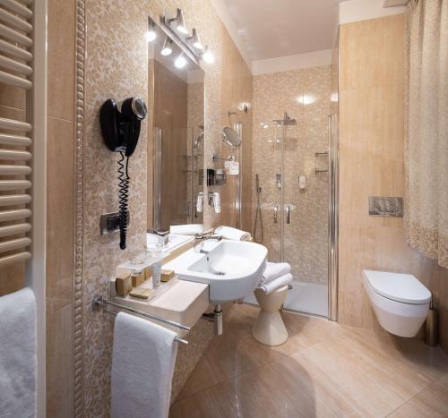 Bilik mandi di Best Western Plus Hotel Genova