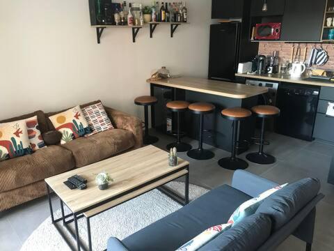 un salon avec un canapé et une table dans l'établissement Manu's appartment, à Marseille