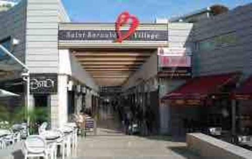 un bâtiment avec un anneau rouge en haut dans l'établissement Manu's appartment, à Marseille