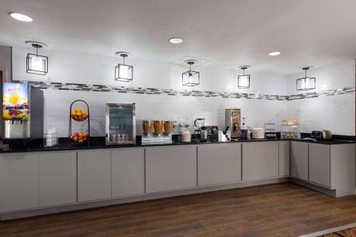 Køkken eller tekøkken på La Quinta Inn by Wyndham Decatur Alabama