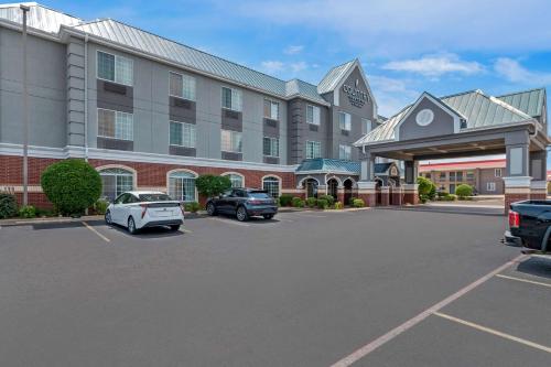 a hotel with cars parked in a parking lot at Country Inn & Suites by Radisson, Hot Springs, AR in Hot Springs