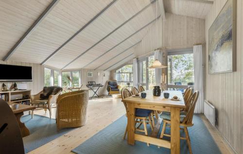 TV a/nebo společenská místnost v ubytování Awesome Home In Ålbæk With Wifi