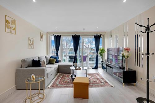 a living room with a couch and a tv at Ipswich Marina1 2 bed2bath apt in Ipswich