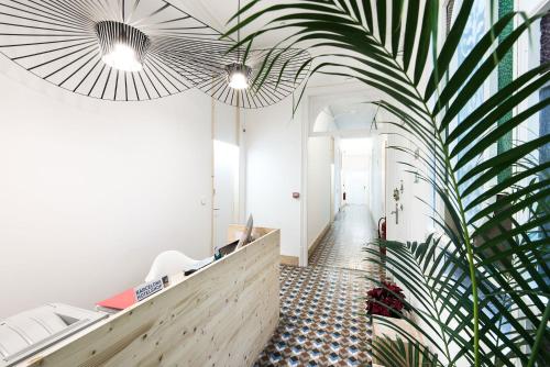 einen Flur mit einer Palme in einem Gebäude in der Unterkunft La Casa de Antonio Boutique Rooms in Barcelona