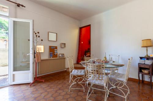 une salle à manger avec une table et des chaises dans l'établissement Villa Granier, à Marseille
