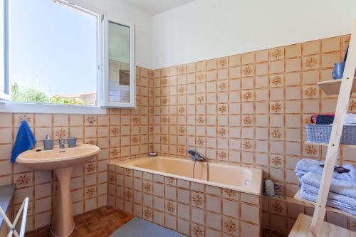 une salle de bain avec une baignoire et un lavabo dans l'établissement Villa Granier, à Marseille