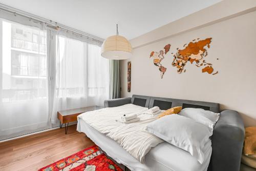 - une chambre avec un lit et une carte du monde sur le mur dans l'établissement Le Douzième - 4p - Paris Dausmenil & Gare de Lyon, à Paris