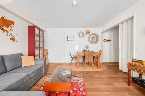 un salon avec un canapé et une table dans l'établissement Le Douzième - 4p - Paris Dausmenil & Gare de Lyon, à Paris