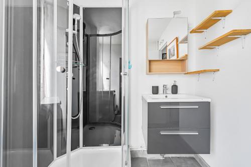 une salle de bain avec une douche, des toilettes et un lavabo dans l'établissement Le Douzième - 4p - Paris Dausmenil & Gare de Lyon, à Paris