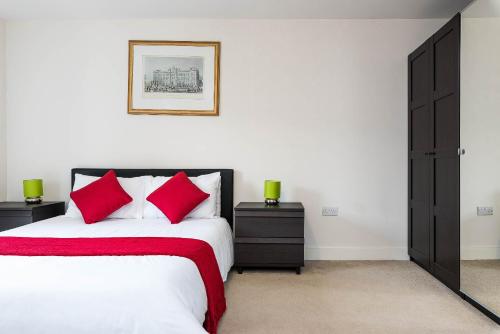a bedroom with a bed and a dresser at Greenwich House in London