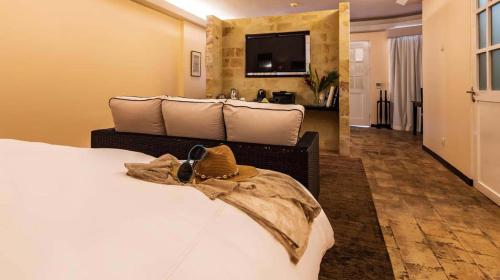 Televisyen dan/atau pusat hiburan di Gaia Collection Hotels Manuel Antonio