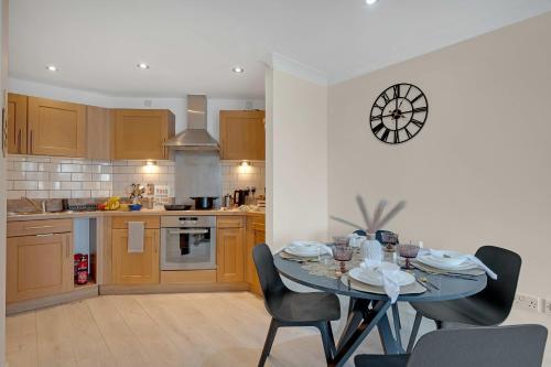 a kitchen with a table and chairs in a room at Ipswich Marina1 2 bed2bath apt in Ipswich