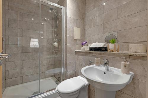 Phòng tắm tại Ipswich Marina1 2 bed2bath apt