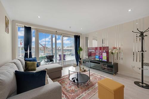 a living room with a couch and a tv at Ipswich Marina1 2 bed2bath apt in Ipswich