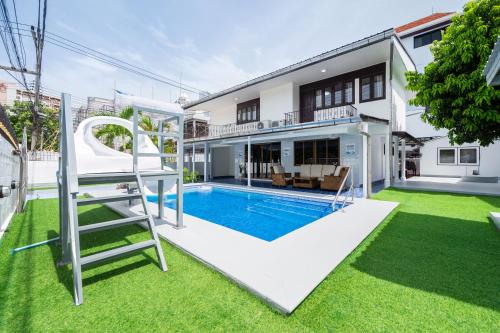a view of a house with a swimming pool at Greta Villa Pattaya ใกล้ชายหาด ใจกลางเมือง in North Pattaya