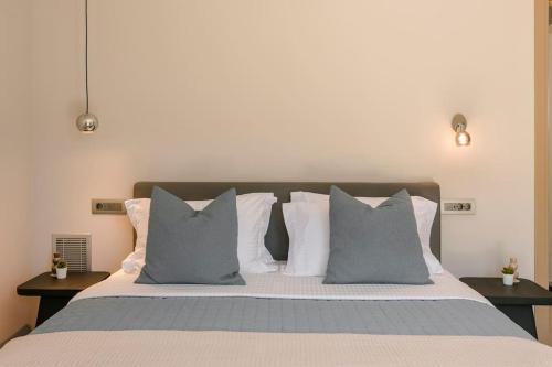 a large bed with many pillows on it at Villa Electra Zola in Zóla