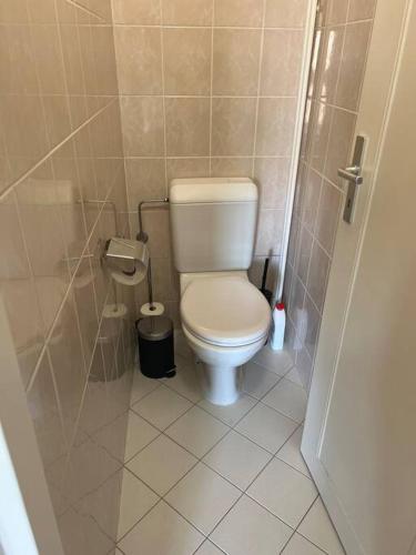 a small bathroom with a toilet in a stall at Genève magnifique appartemens aux Eaux vives in Geneva