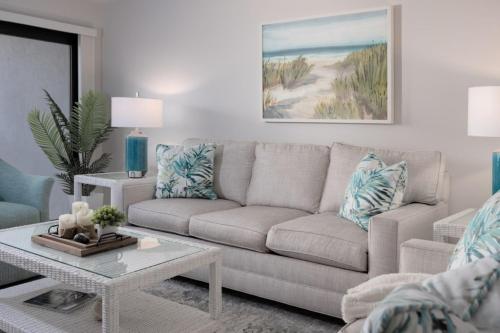 una sala de estar con un sofá y una mesa en Pelicans Roost 103 condo, en Sanibel