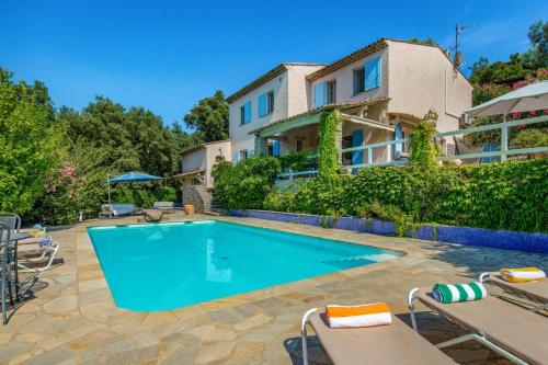 une piscine devant une maison dans l'établissement Villa Emeraude by Villa Plus, à Mandelieu-la-Napoule