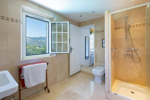 une salle de bain avec douche et toilettes et une fenêtre dans l'établissement Villa Emeraude by Villa Plus, à Mandelieu-la-Napoule