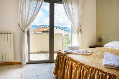 una camera da letto con un letto e una grande finestra di Residence Le Corniole ad Arezzo