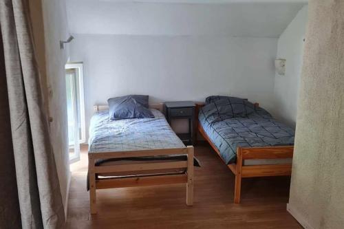 Maison vintage في Saint-Gondon: غرفة نوم بها سريرين في الغرفة