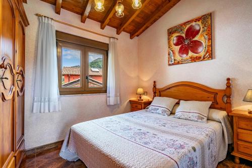 a bedroom with a bed and a window at La Casita de Heidi in Cangas de Onís