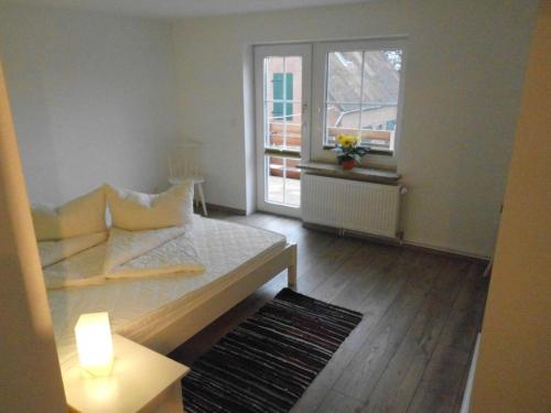 a small room with a bed and a window at Kleines-Landhaus-Kopendorf in Bojendorf