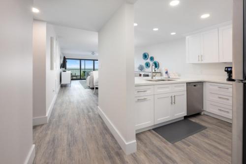 cocina blanca con armarios blancos y encimera en Pelicans Roost 305 condo, en Sanibel