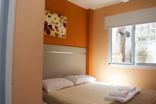 a bedroom with a bed with two towels on it at Hotel del Rio - La Cruz Corrientes in La Cruz