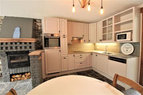 Una cocina o zona de cocina en La Chouette BY OUT & LODGE