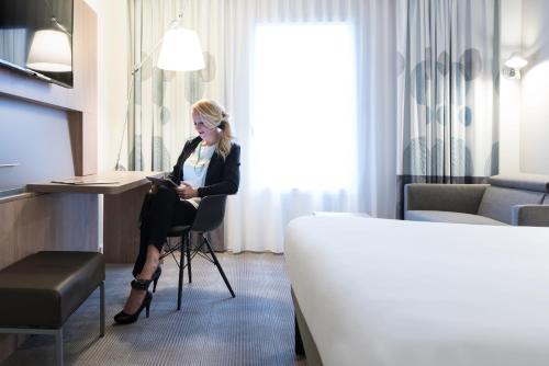 Télévision ou salle de divertissement dans l'établissement Novotel Château de Versailles