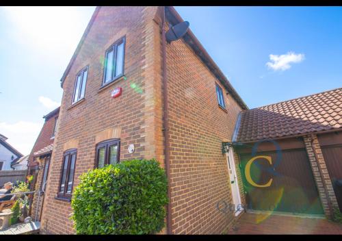 a brick building with a c on the side of it at Pittlesden Cottage - Sleeps 4 - Tenterden in Tenterden