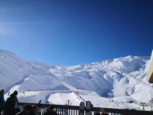 a group of people standing on a snow covered mountain at ESTRELIAS - maison de vacances - Cauterets centre in Cauterets