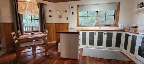 Kuchyň nebo kuchyňský kout v ubytování Tall Trees Eco Retreat
