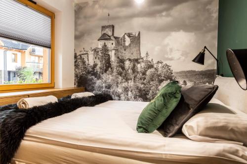 a bedroom with a bed with a painting of a castle at udanypobyt Apartamenty Czorsztyn Panorama 2 B in Czorsztyn